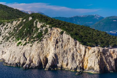 Büyüleyici doğa dağ manzaralı yeşillik ile