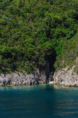 Yeşillik ve tünel ile etkileyici doğa dağ manzaralı