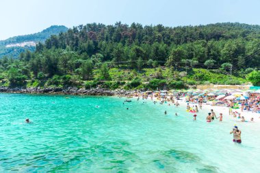 Denizde dinlenen ve yüzen insanların yüksek görünümü