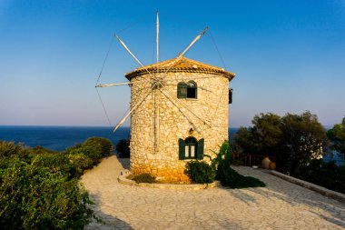 Zakynthos adasında geleneksel eski yel değirmeni, Yunanistan.
