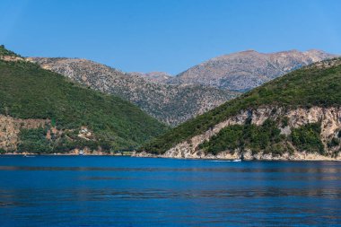ısmarlayarak deniz, yeşil tepeler ve mavi gökyüzü