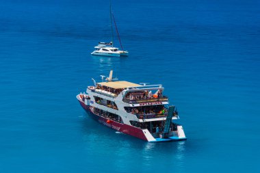 Gemi insanlar istirahat tam ile büyüleyici doğa okyanus görmek