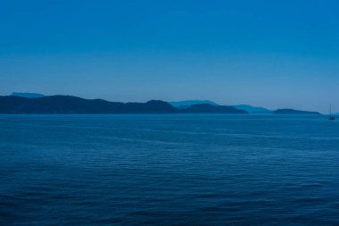 Dağ arka plan ile pürüzsüz oldukça okyanusun büyüleyici görünümü