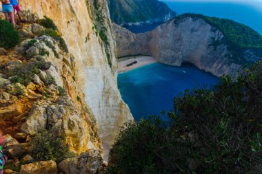 Mavi lagün büyüleyici dağ manzaralı  