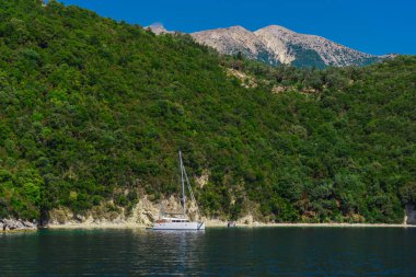 Büyüleyici doğa dağ manzaralı yeşillik ile