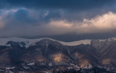 Yeşil ve mavi bulutlu gökyüzü ile büyüleyici doğa dağ manzaralı