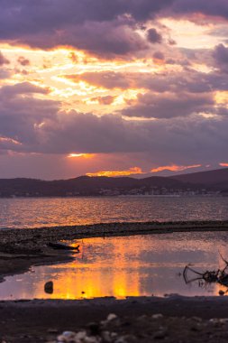 Bulutlu gökyüzü arka plan şaşırtıcı doğa manzaralı