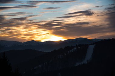Bulutlu gökyüzü arka plan şaşırtıcı doğa manzaralı
