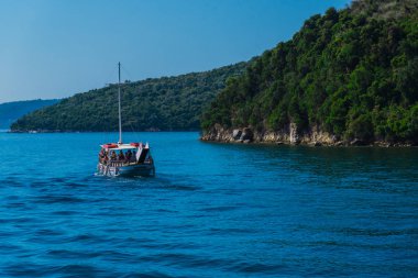 İnanılmaz doğa görünümü arka plan üzerinde yolcu ile gemi taşıma