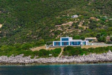 okyanus suyunda ada tepelerde modern mimari 