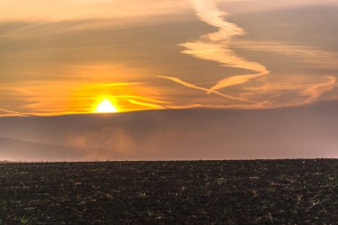 Bulutlu gökyüzü arka plan şaşırtıcı doğa manzaralı
