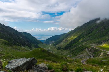 Yeşil ve mavi bulutlu gökyüzü ile büyüleyici doğa dağ manzaralı