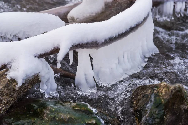 Enorme Koude Ijspegels Natuur Achtergrond — Stockfoto