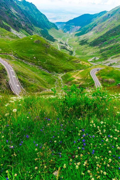 Affascinante Natura Vista Montagna Con Verde Cielo Nuvoloso Blu — Foto Stock