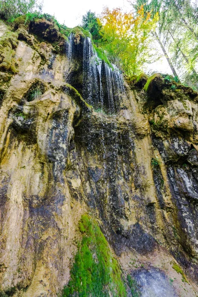 Atemberaubende Aussicht Auf Wasserfälle Mit Felsigem Berghintergrund — Stockfoto