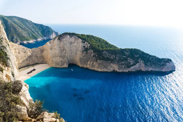 Mavi lagün büyüleyici kayalık dağ manzaralı