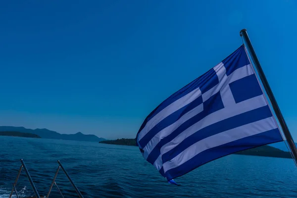 Vista Desde Barco Sobre Agua Mar Ondeando Bandera Grecia —  Fotos de Stock