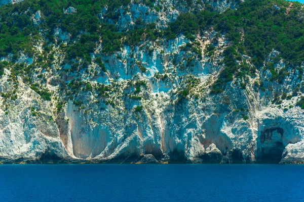 Живописный Вид Голубую Морскую Воду Скалы — стоковое фото