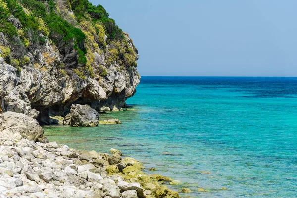Mavi lagün ve yeşilliklerle büyüleyici doğa manzaralı