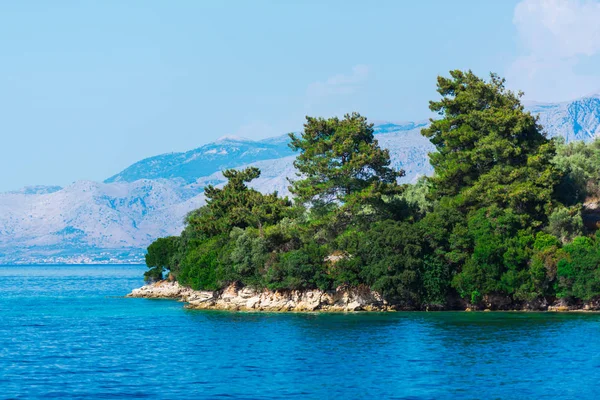 Vista Área Costeira Coberta Vegetação Exuberante Com Mar Céu Azul — Fotografia de Stock