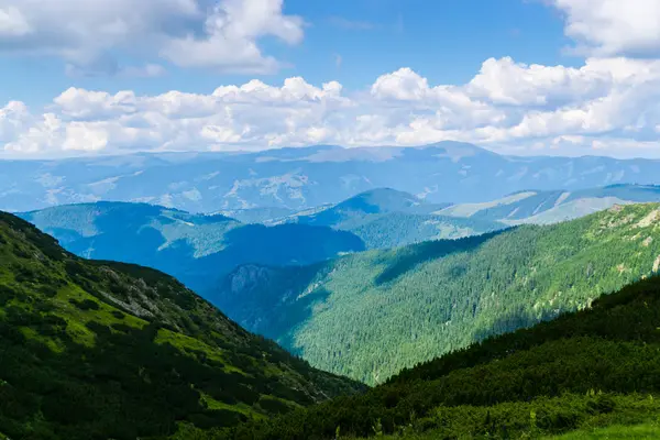 Fascinerende Natuur Bergzicht Met Groen Blauwe Bewolkte Hemel — Stockfoto
