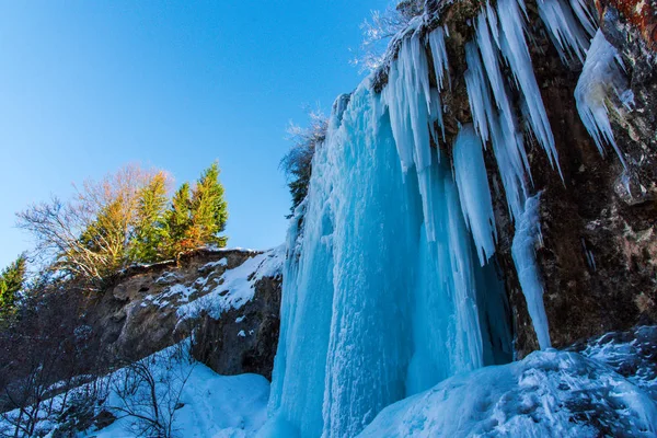 Riesige Kalte Eiszapfen Auf Dem Hintergrund Der Natur — Stockfoto