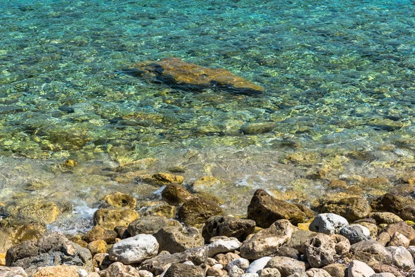 Захватывающий Вид Море Огромными Скалами — стоковое фото