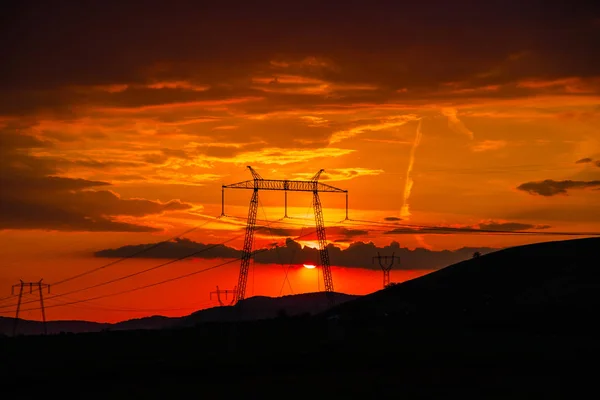 Dramatischer Sonnenuntergang Mit Stromtürmen Und Hügeln — Stockfoto