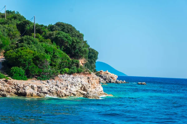 Blick Auf Küstenhügel Mit Üppigem Grün Meer Und Blauem Himmel — Stockfoto