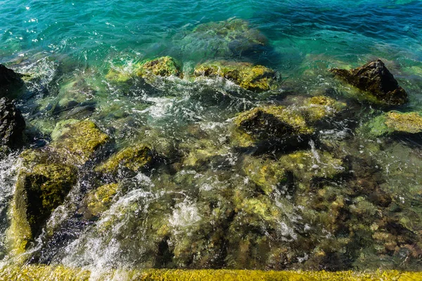 Büyük kayalar büyüleyici doğal deniz manzaralı
