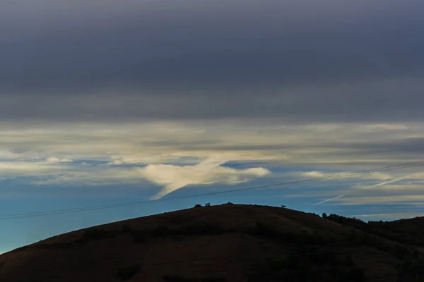 Bellissimo Paesaggio Nuvoloso Sulle Colline Con Torri Elettriche — Foto Stock