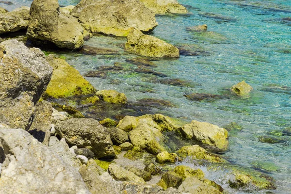 Захватывающий Вид Море Огромными Скалами — стоковое фото