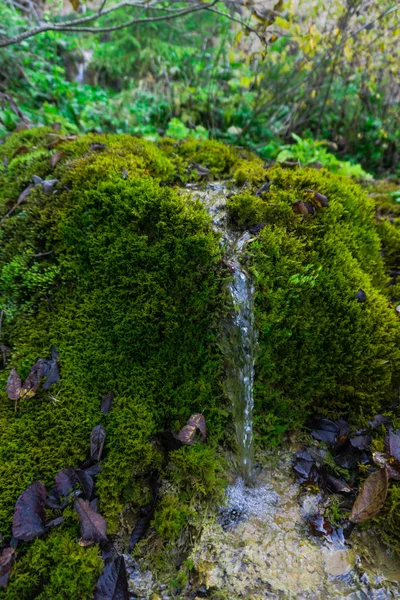 Удивительный Вид Водопады Скалистом Фоне Гор — стоковое фото