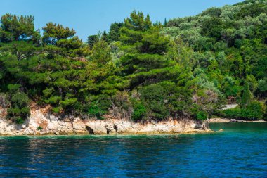 Büyüleyici doğal mavi deniz manzaralı 