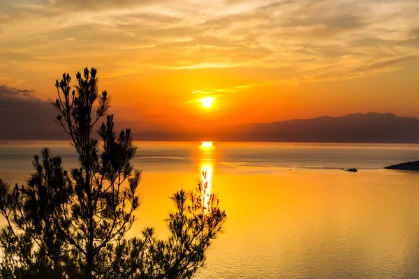 Horizonte Con Cielo Rojo Atardecer Colinas Insulares Superficie Agua Del — Foto de Stock