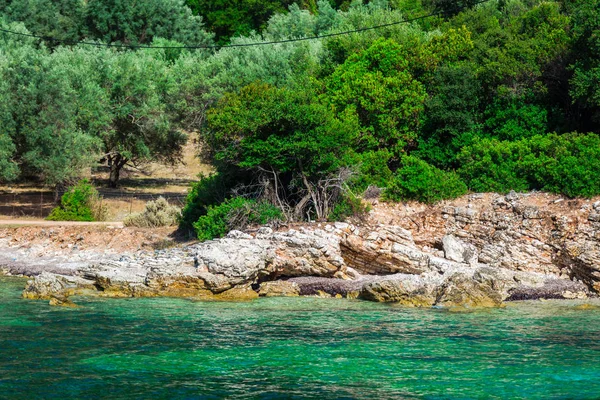 Büyüleyici doğal mavi deniz manzaralı 