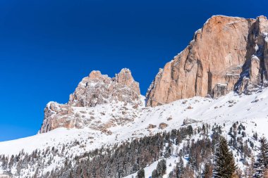 Kabarık karla kaplı dağ manzaralı şaşırtıcı