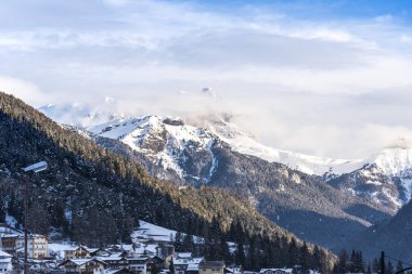 Kabarık karla kaplı dağ manzaralı şaşırtıcı