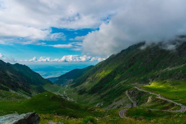 Yeşil ve mavi bulutlu gökyüzü ile büyüleyici doğa dağ manzaralı