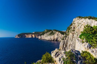 Büyüleyici doğa dağ manzaralı yeşillik ile