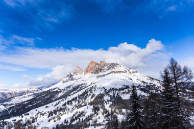 Kabarık karla kaplı dağ manzaralı şaşırtıcı