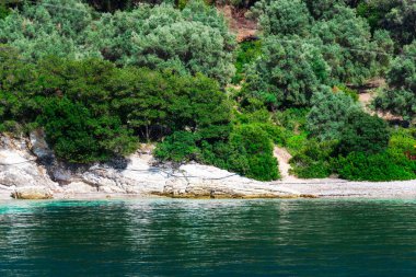 Büyüleyici doğal mavi deniz manzaralı 