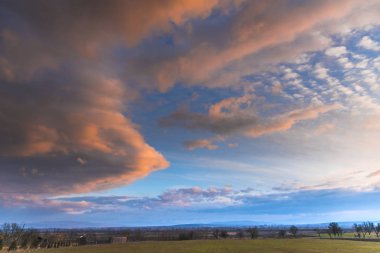 Bulutlu gökyüzü arka plan şaşırtıcı doğa manzaralı