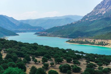 Yeşil ve mavi lagün ile büyüleyici doğa Dağ Manzaralı