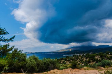 Bulutlu gökyüzü arka plan şaşırtıcı doğa manzaralı