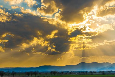 Bulutlu gökyüzü arka plan şaşırtıcı doğa manzaralı