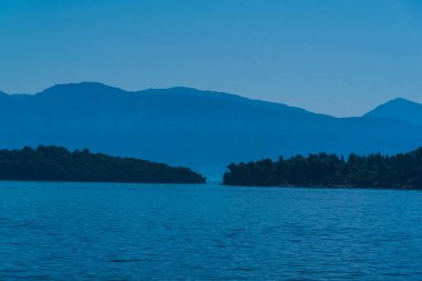 Dağ arka plan ile pürüzsüz oldukça okyanusun büyüleyici görünümü