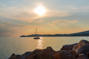 Yalnız tekne ile büyüleyici doğa okyanus görmek