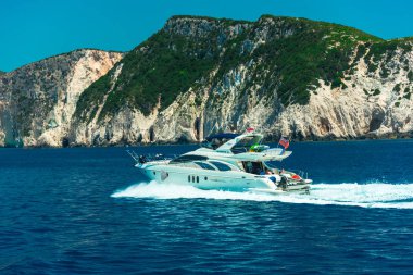 İnanılmaz doğa görünümü arka plan üzerinde yolcu ile gemi taşıma