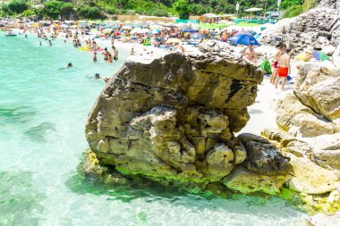 Büyük kayalar büyüleyici doğal deniz manzaralı